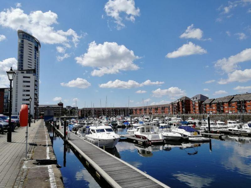 Soak Up The Light At A Soothing, Stylish Apartment In Swansea Marina Exteriér fotografie