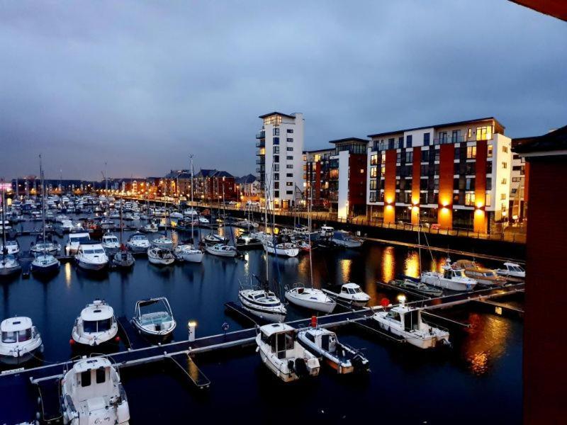 Soak Up The Light At A Soothing, Stylish Apartment In Swansea Marina Exteriér fotografie