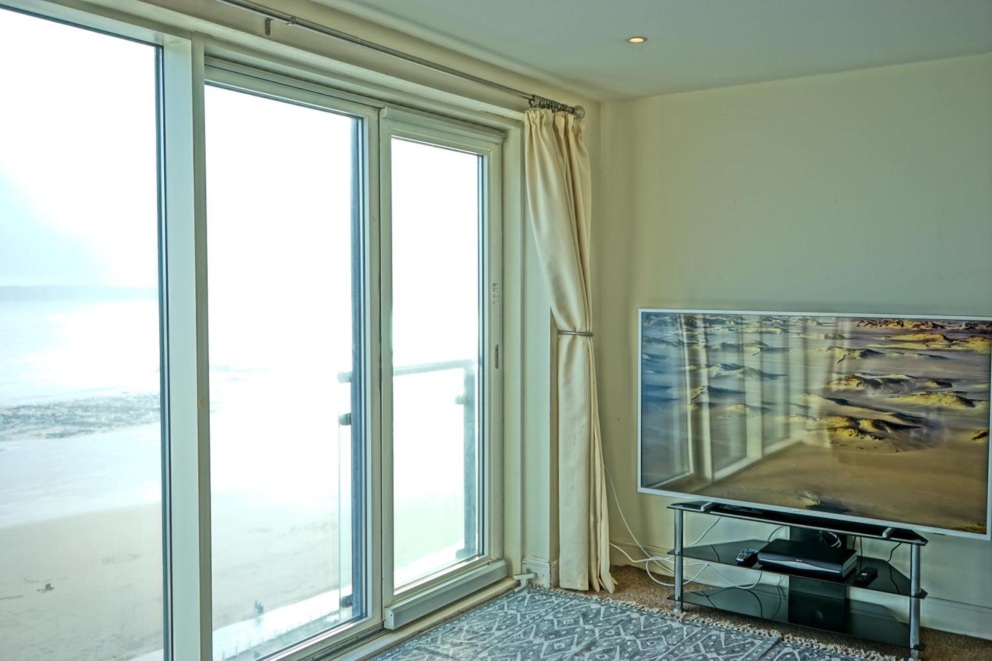 Soak Up The Light At A Soothing, Stylish Apartment In Swansea Marina Pokoj fotografie