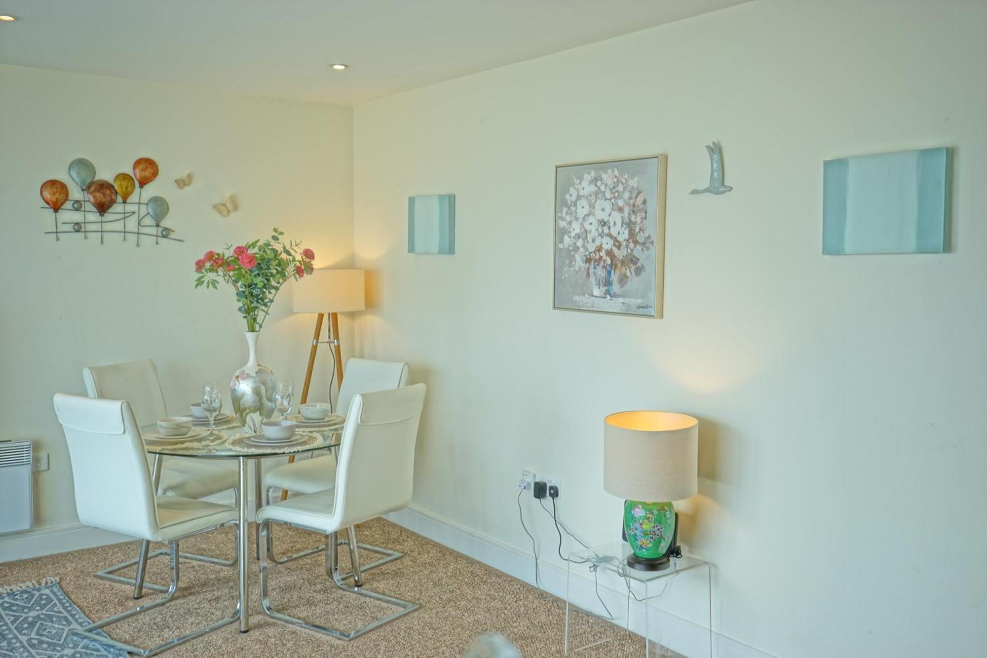 Soak Up The Light At A Soothing, Stylish Apartment In Swansea Marina Pokoj fotografie